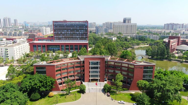 千库网_航拍成都大学大门校园全景_摄影图编号20446452